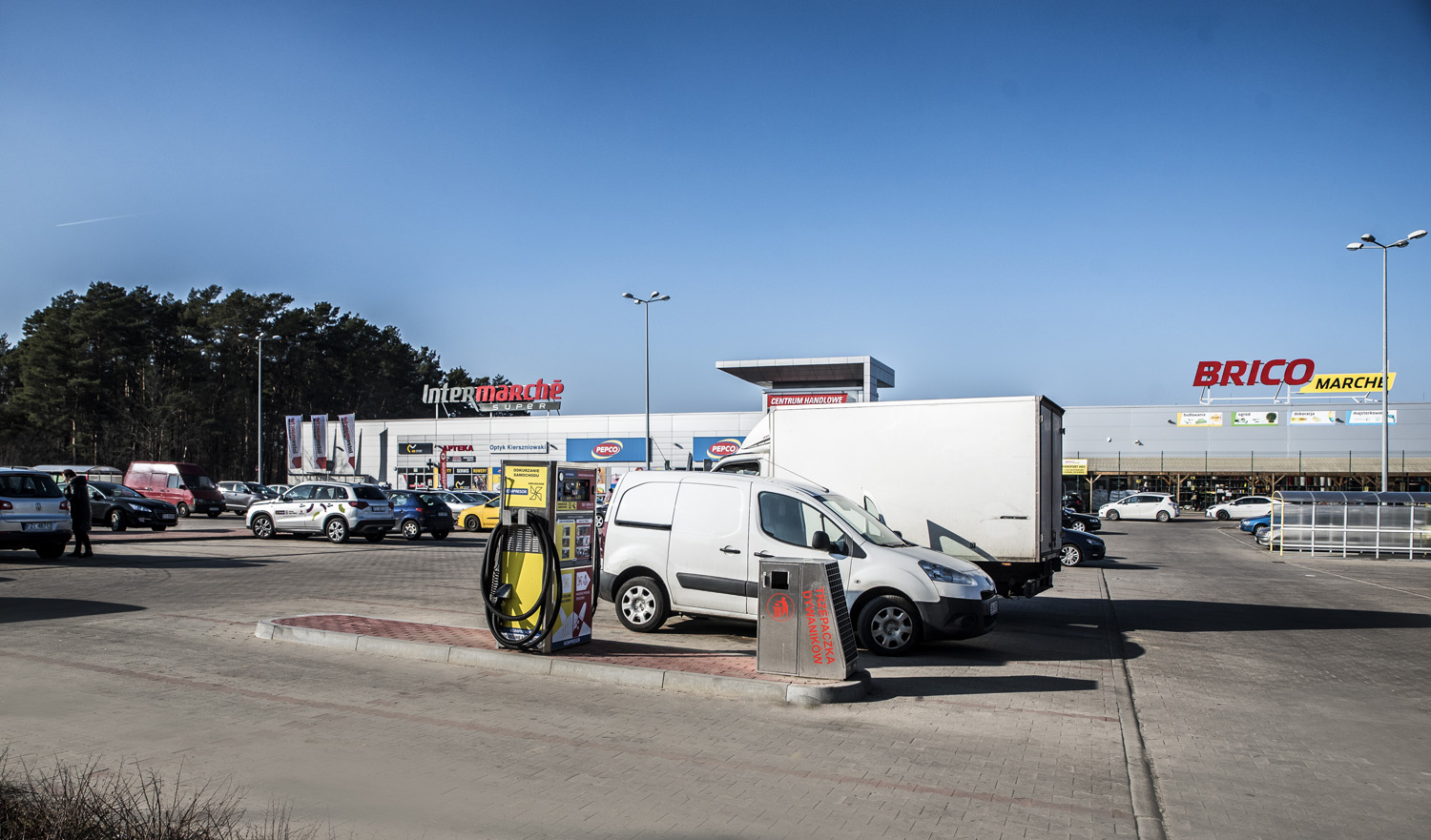 Kolejny wielofunkcyjny odkurzacz parowy Self Service przy dużym centrum handlowym